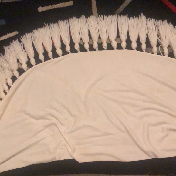 Beautiful vintage shawl with giant tassels. - Picture 7 of 8